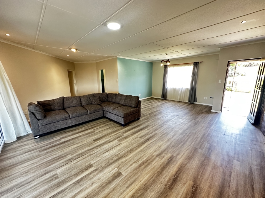 To Let 4 Bedroom Property for Rent in Winterstrand Eastern Cape